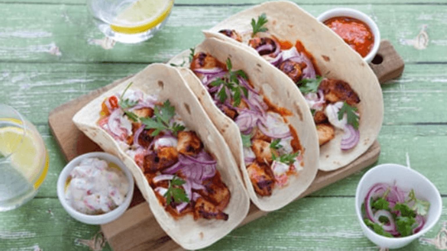 Fajitas mit gegrilltem Poulet und Tomaten-Joghurt-Sosse